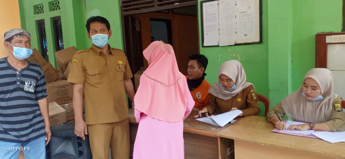 Pemdes Bantarkalong Bagikan BST Provinsi Jabar Susulan