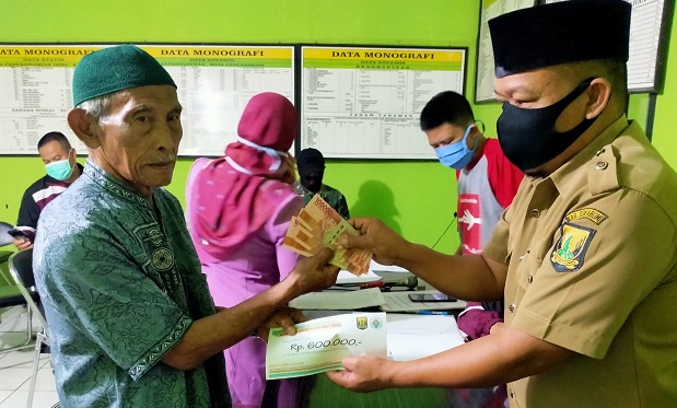 135 Warga Mekarsari Terima BLT
