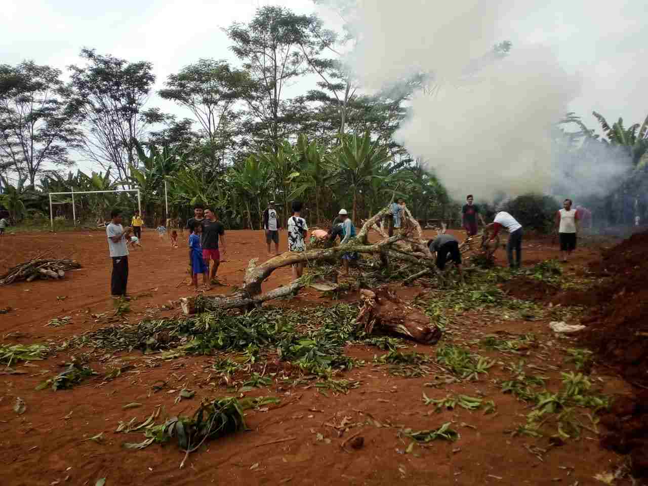 Sejumlah Warga di Desa Warungkiara Bangun TPT dan Drainase dari Bantuan Kemensos