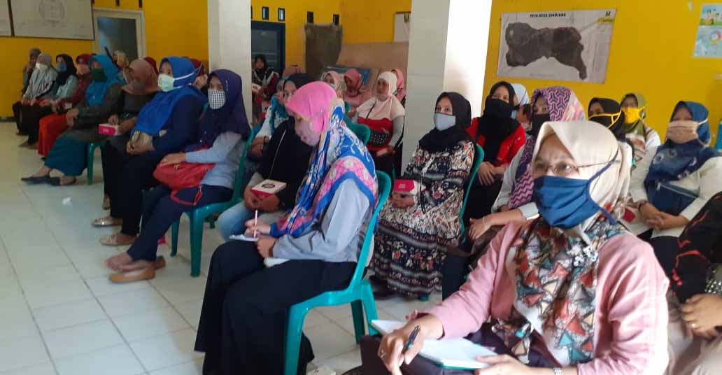 Pemdes Cikujang Awasi Pendistribusian BST Kemensos 2020
