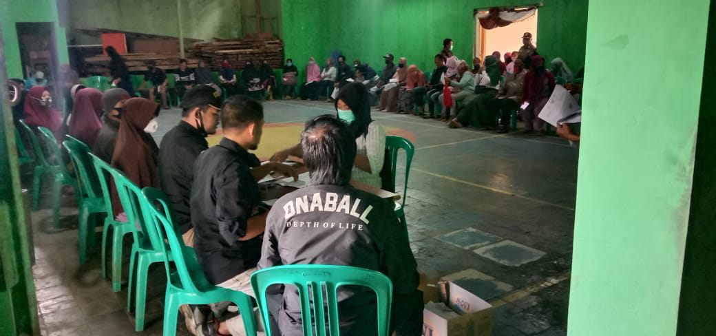 Bantu Ratusan Masyarakat Rentan Miskin, Pemdes Jampang Tengah Bagikan BST Kemensos Tahap Delapan 2020