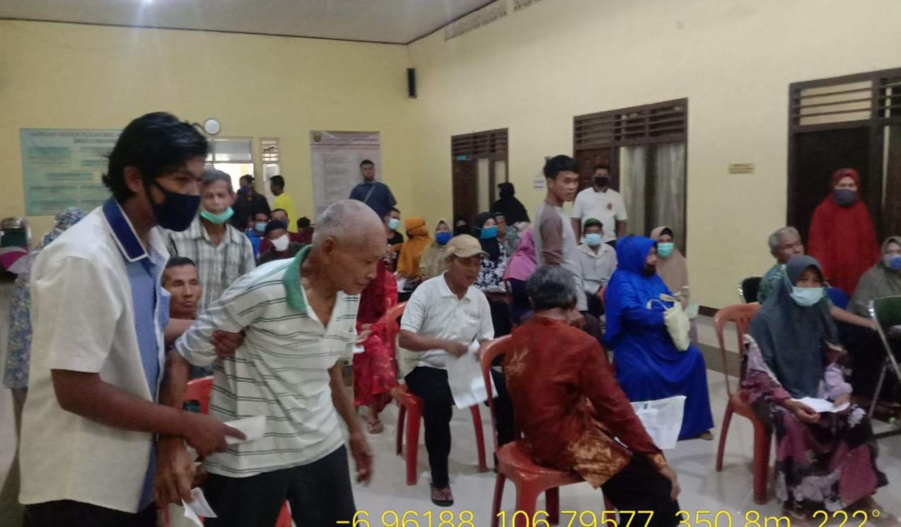 Ekonomi Morat Marit, Pemdes Cikembar Bagikan BLT DD Periode Kelima 2020