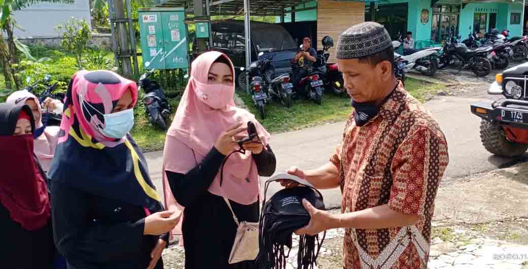 Pemdes Buniwangi Bagikan BLT DD Tahap Keempat 2020
