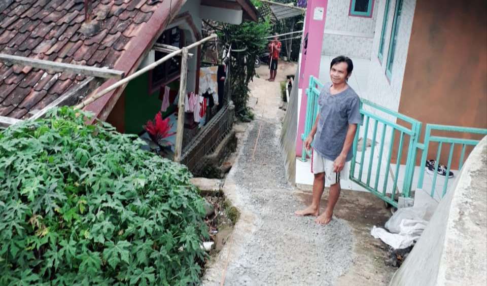 Warga Kedusunan Selamuncang Gotongroyong Bersihkan dan Perbaiki Jaling Lembur Kuring
