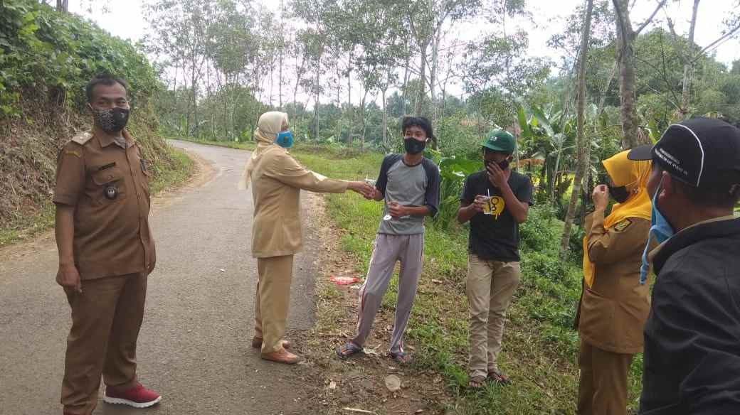 Warga Kedusunan Selamuncang Gotongroyong Bersihkan dan Perbaiki Jaling Lembur Kuring
