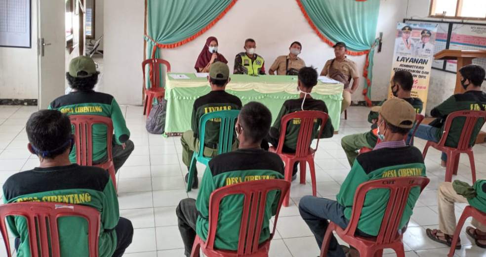 Jelang Idul Fitri 1442 H, Pemdes Cibentang Bagikan Insentif RT, RW dan Linmas
