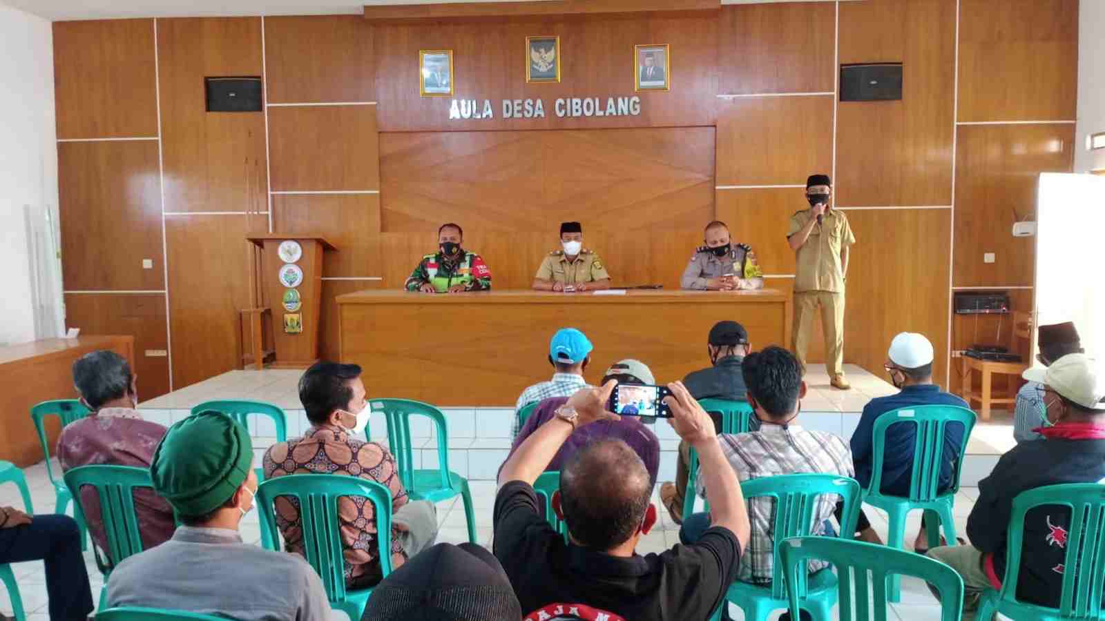 ADD Cair, Pemdes Cibolang Bagikan Insentif RT, RW dan Linmas Tahap Satu 2021