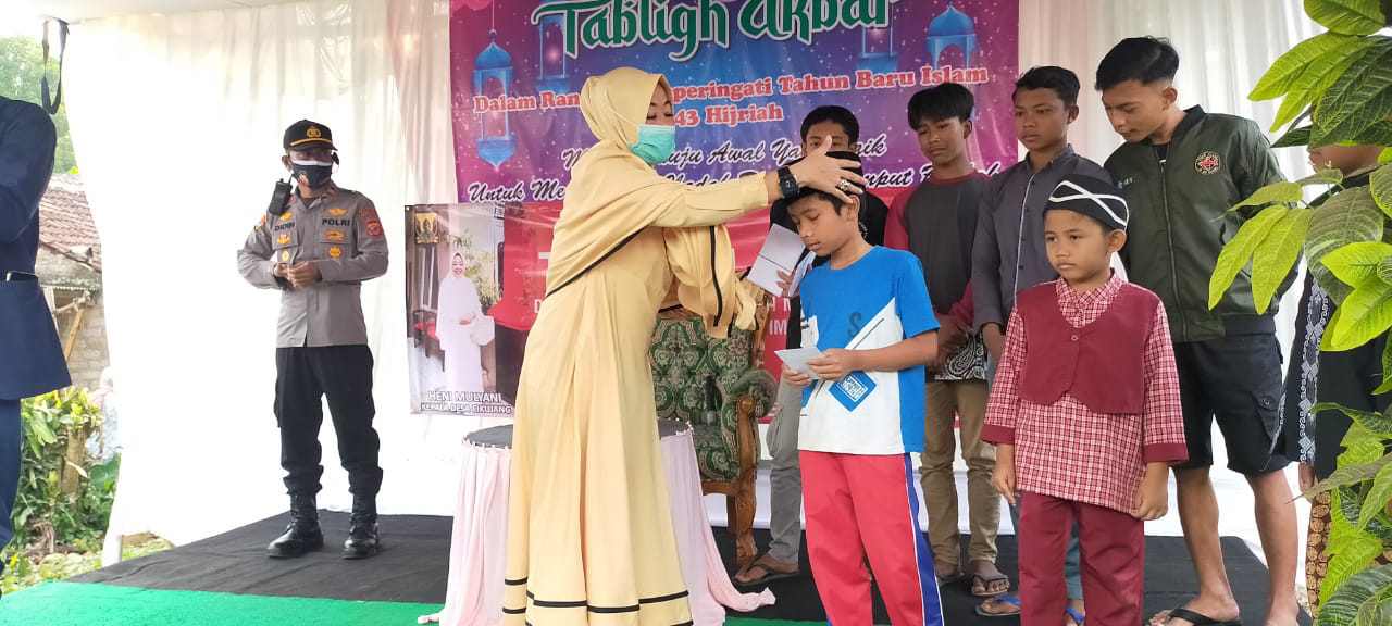 1 Muharram 1443 H, Kepala Desa Cikujang Bersama Kapolsek Gunungguruh Santuni Puluhan Anak Yatim