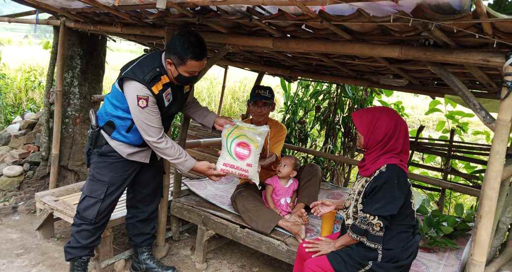 Kanit Binmas Bagikan Bantuan Beras di Desa Kertamukti