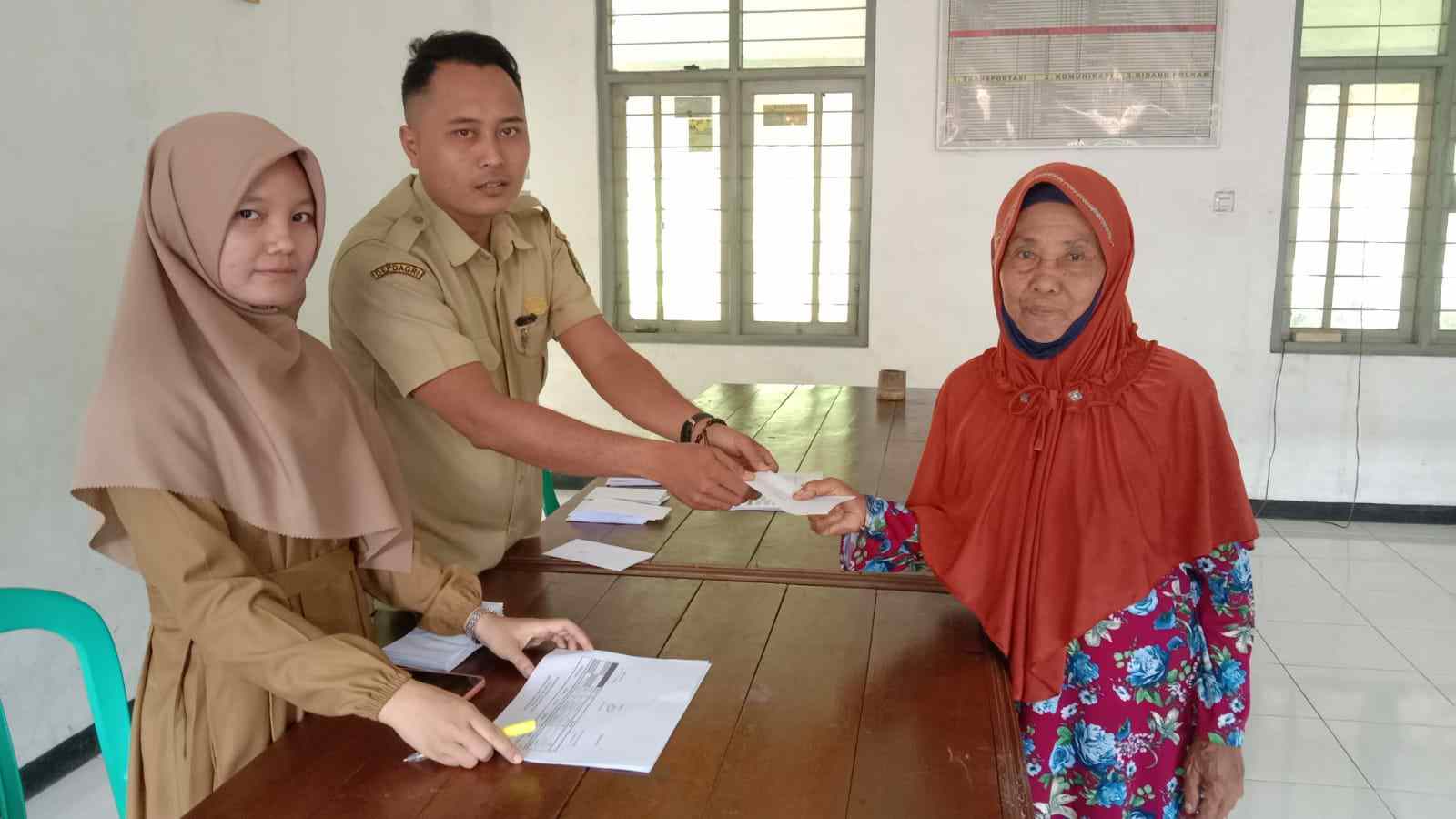 Hargai Kinerja Lembaga Desa, Pemdes Kertamukti Bagikan Insentif