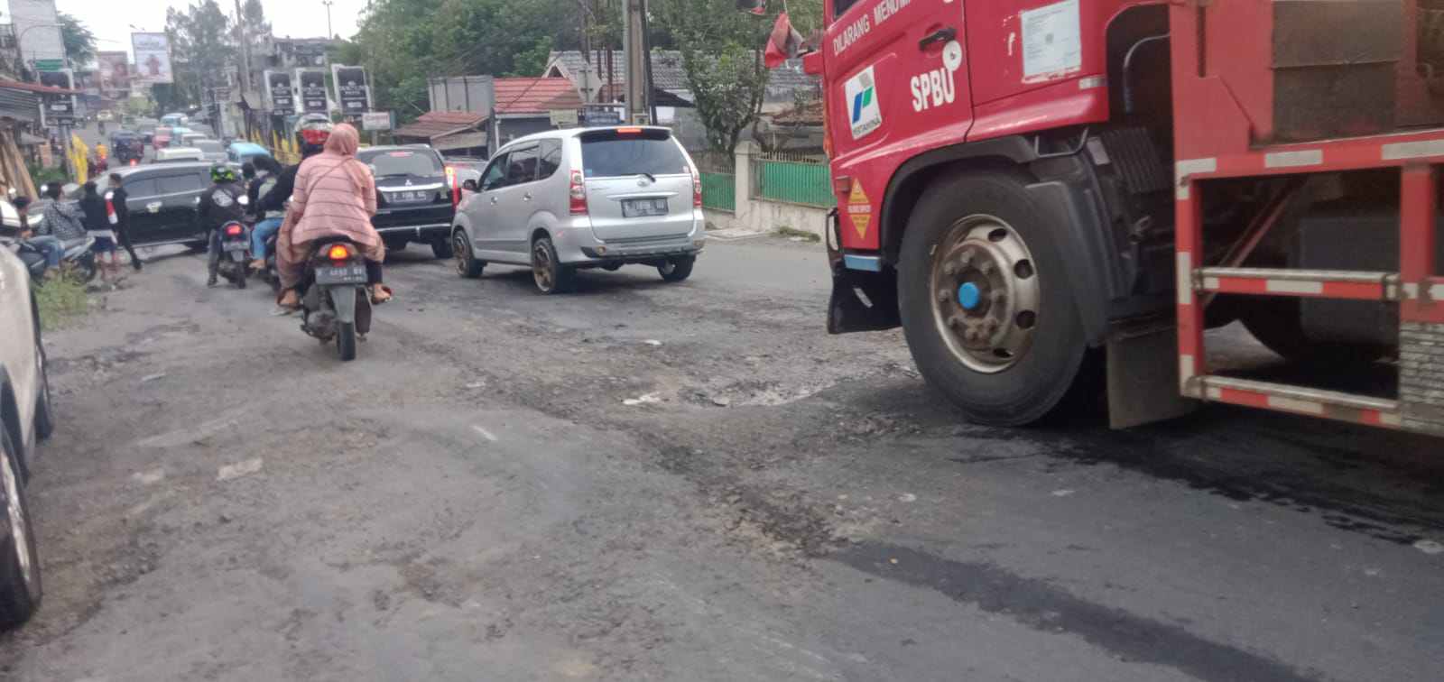 Miris, Jalan Salakaso Depan Proyek Play Oper Rusak Berat