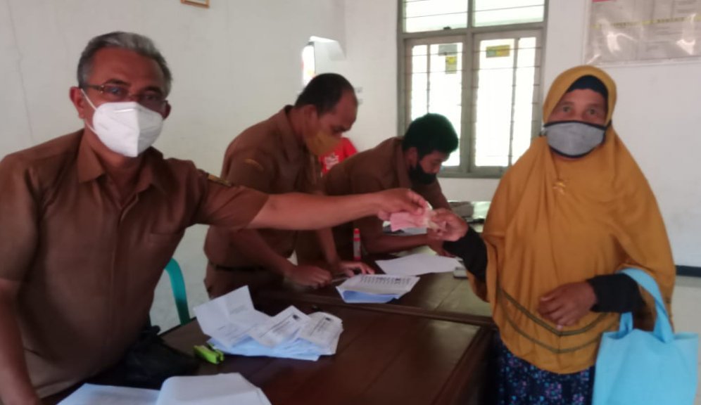 Hargai Kinerja Lembaga Desa, Pemdes Kertamukti Bagikan Insentif