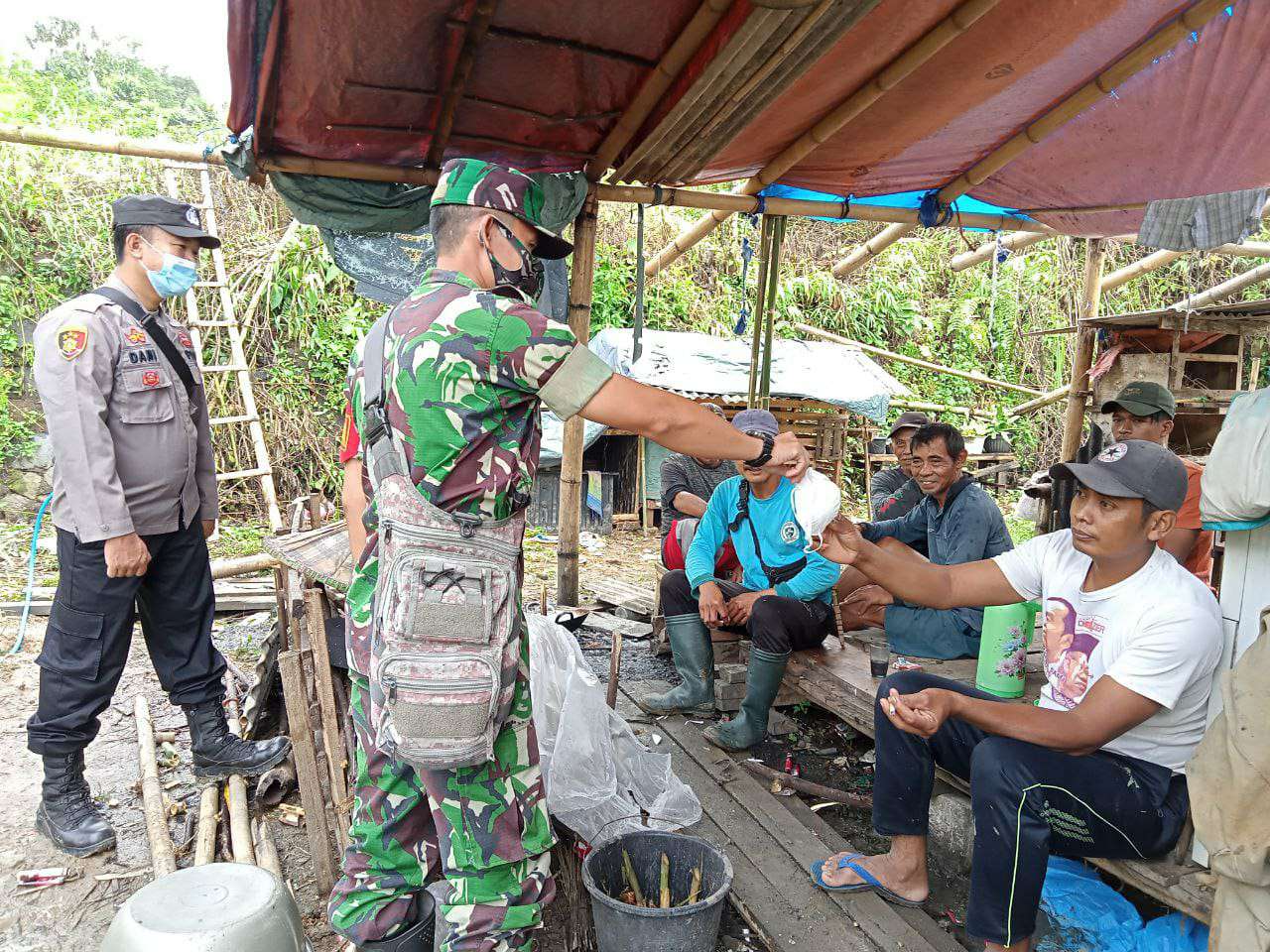Cegah Covid-19, Babinsa Cijangkar Tidak Kenal Lelah Tegakan Prokes