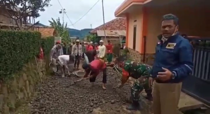 Pemdes Sukalarang Bersama Warga Kedusunan Cipamingkis Gotongroyong Perbaiki Jalan Desa