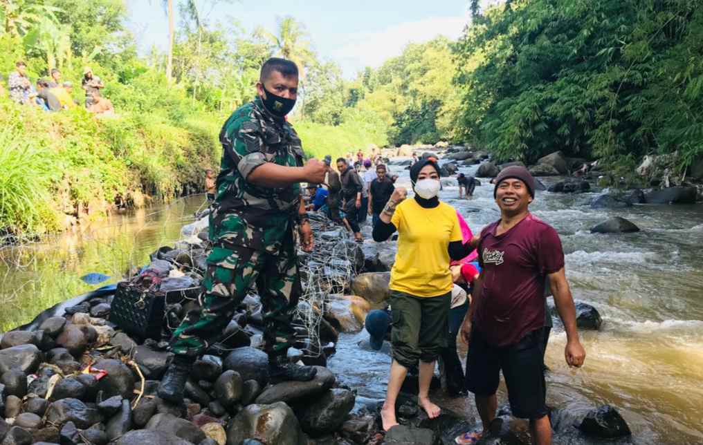 Kades Cikujang Berjibaku Bersama Masyarakat Perbaiki Bendungan Sungai Sungapan