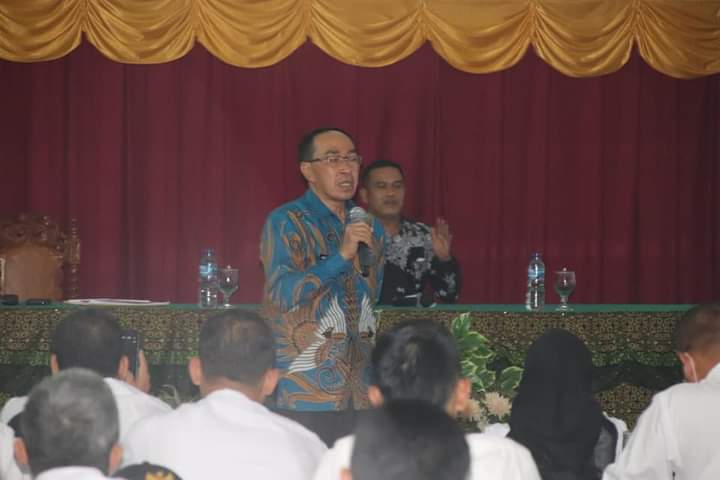 Sekda Sukabumi Berikan Pembekalan bagi Para Kepala Desa Terpilih Hasil Pilkades Serentak Siklus Dua Gelombang Satu