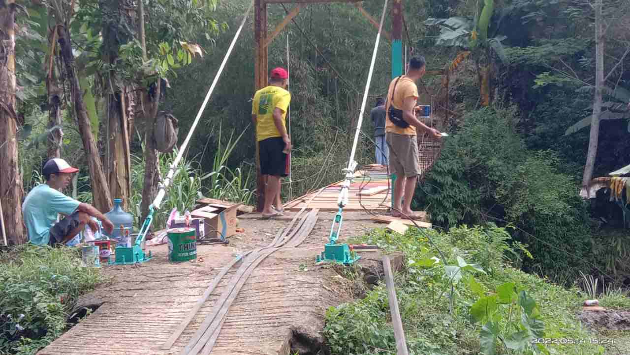 Pemdes Bojongsari Renovasi Jembatan Gantung Penghubung Dua Desa