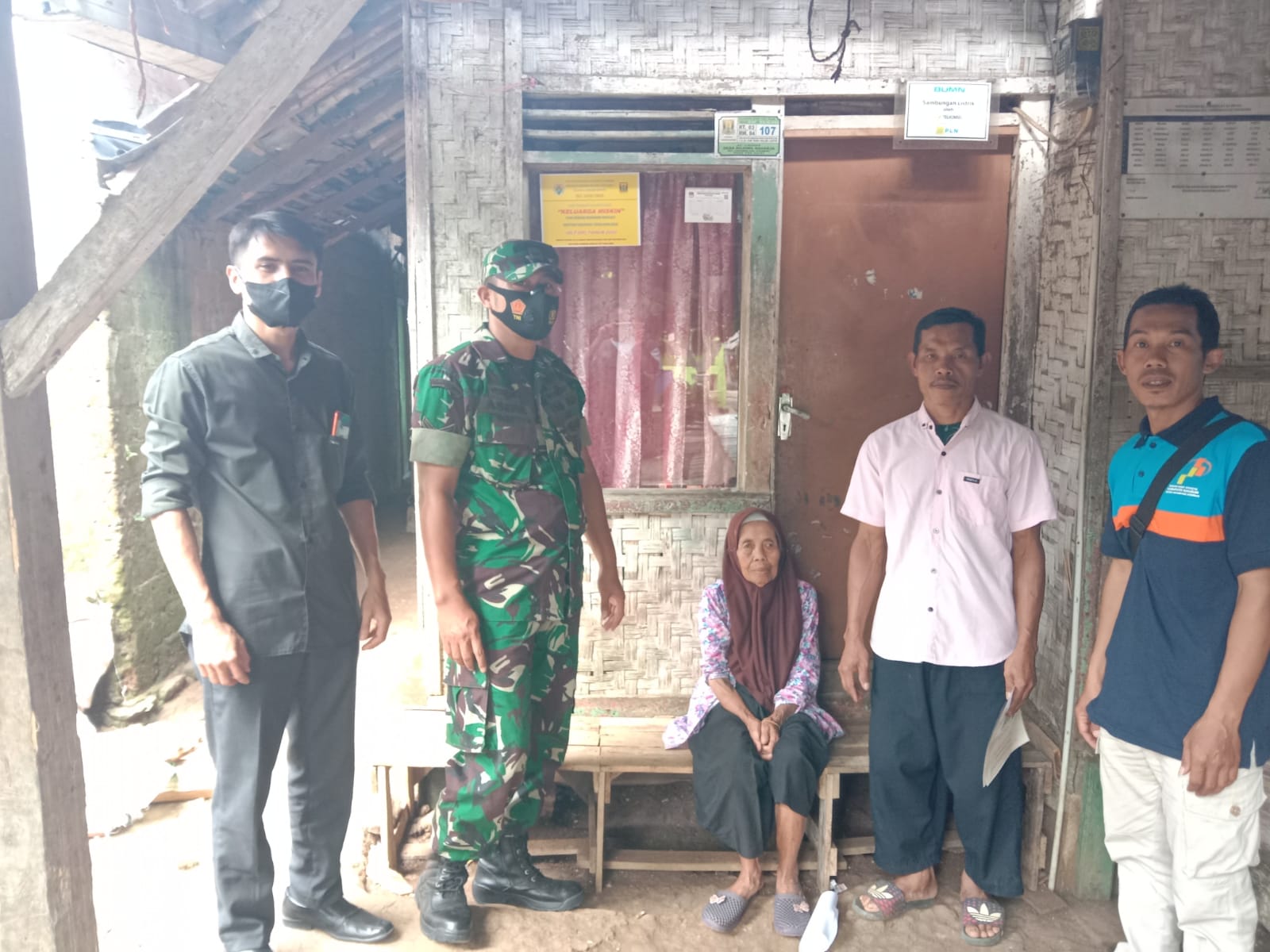 Guna Menjaga Transparansi Bantuan, Pemdes Bojongraharja Lakukan Penempelan Stiker Bantuan