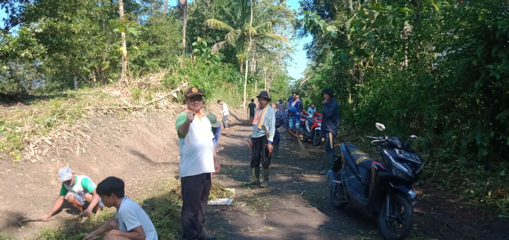 Manfaatkan Hari Libur, Kades Bojonggaling Pimpin Kerja Bakti