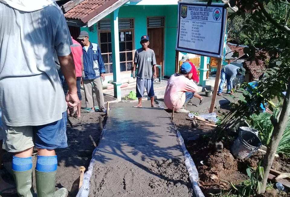 Pemdes Mekarsari Laksanakan Pembangunan Rabat Beton Jalan di Kampung Caringin