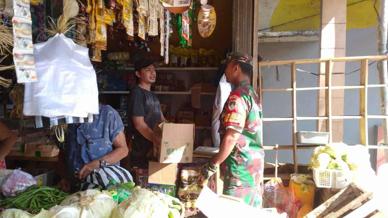 Babinsa Koramil 0622-12 Tegalbuuleud Pantau Harga Minyak Goreng Glosir