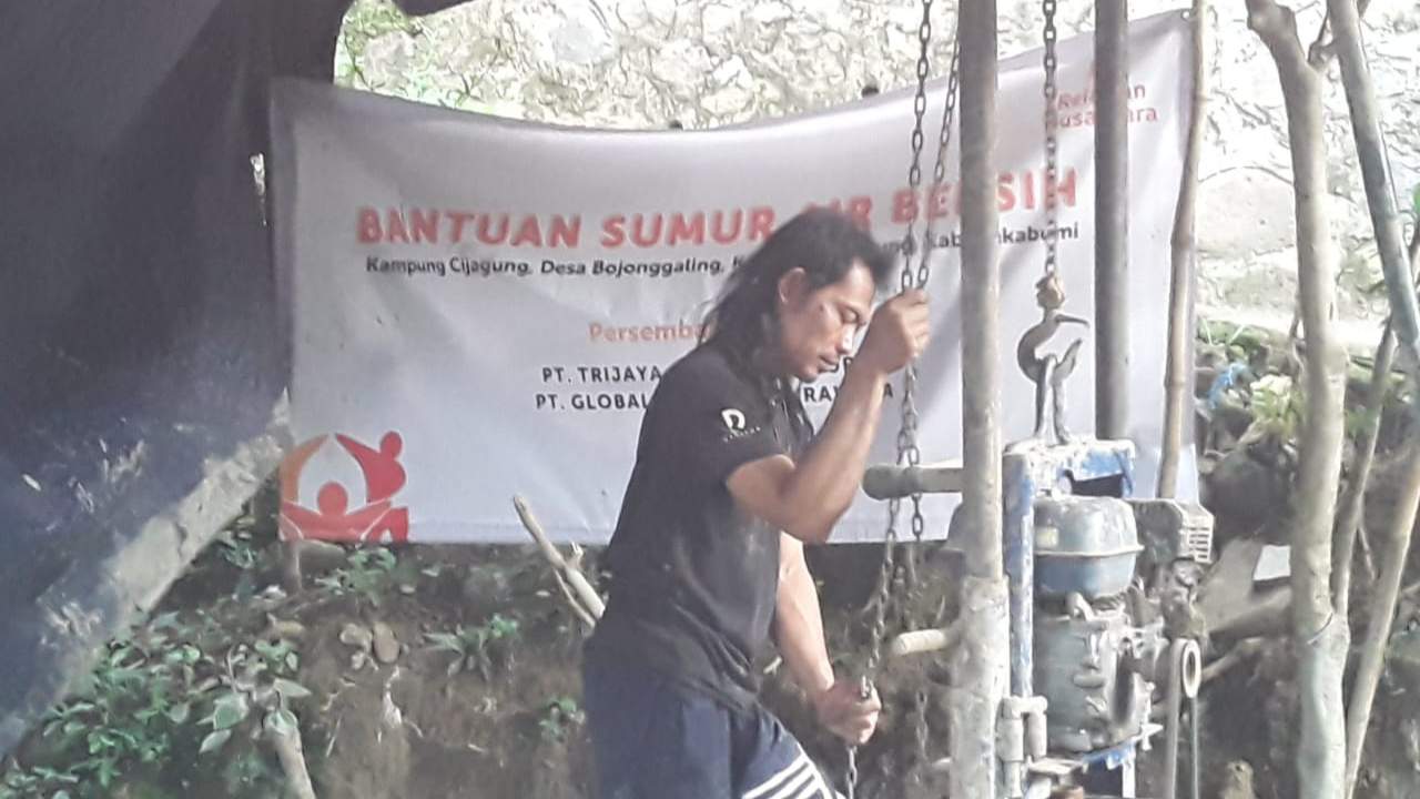 Babinsa Koramil 0622-12 Tegalbuuleud Pantau Harga Minyak Goreng Glosir