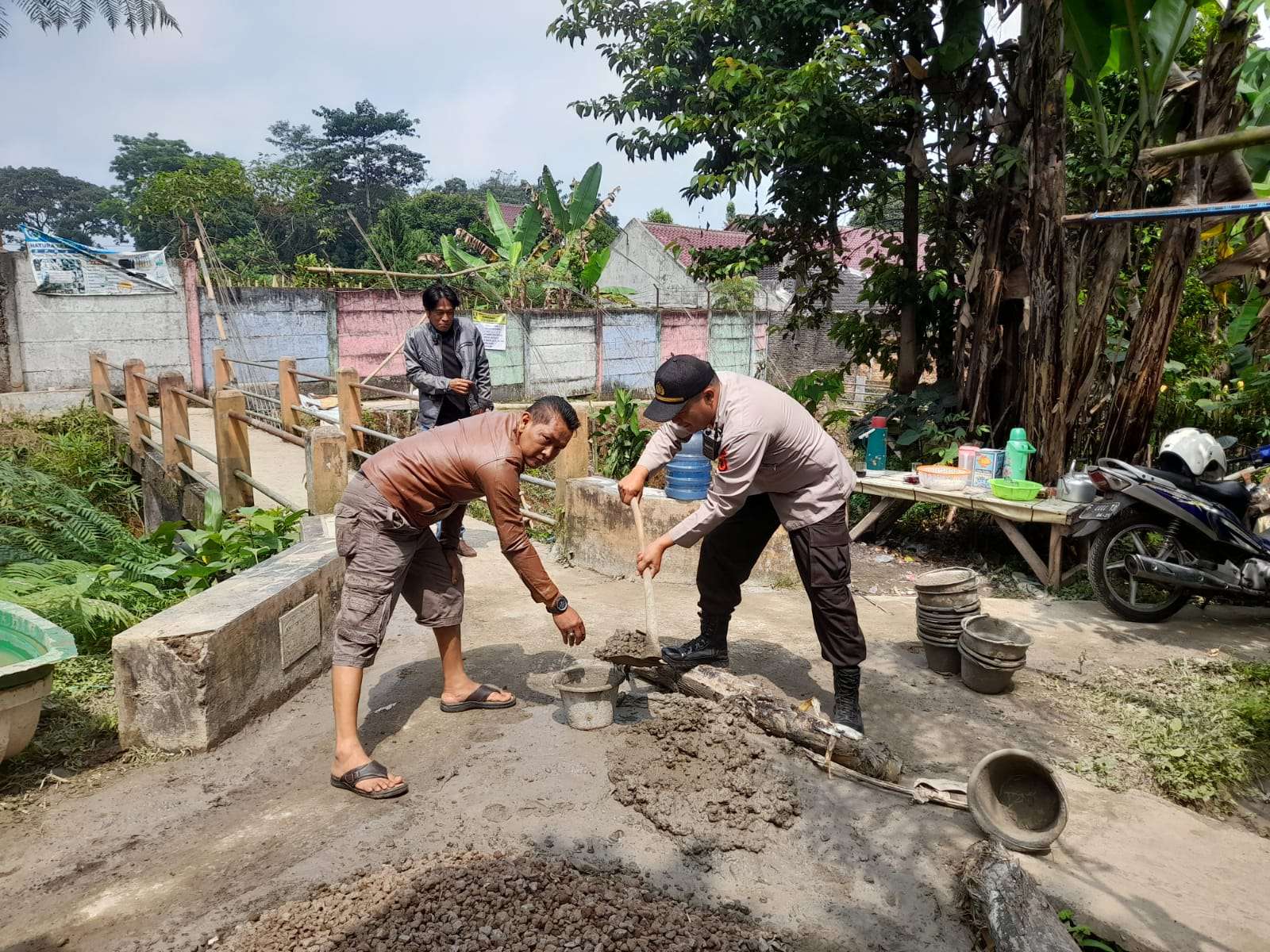 Bangun Sinergitas bersama Masyarakat, Personil Polsek Sukabumi Giat Gotongroyong Perbaikan Jalan