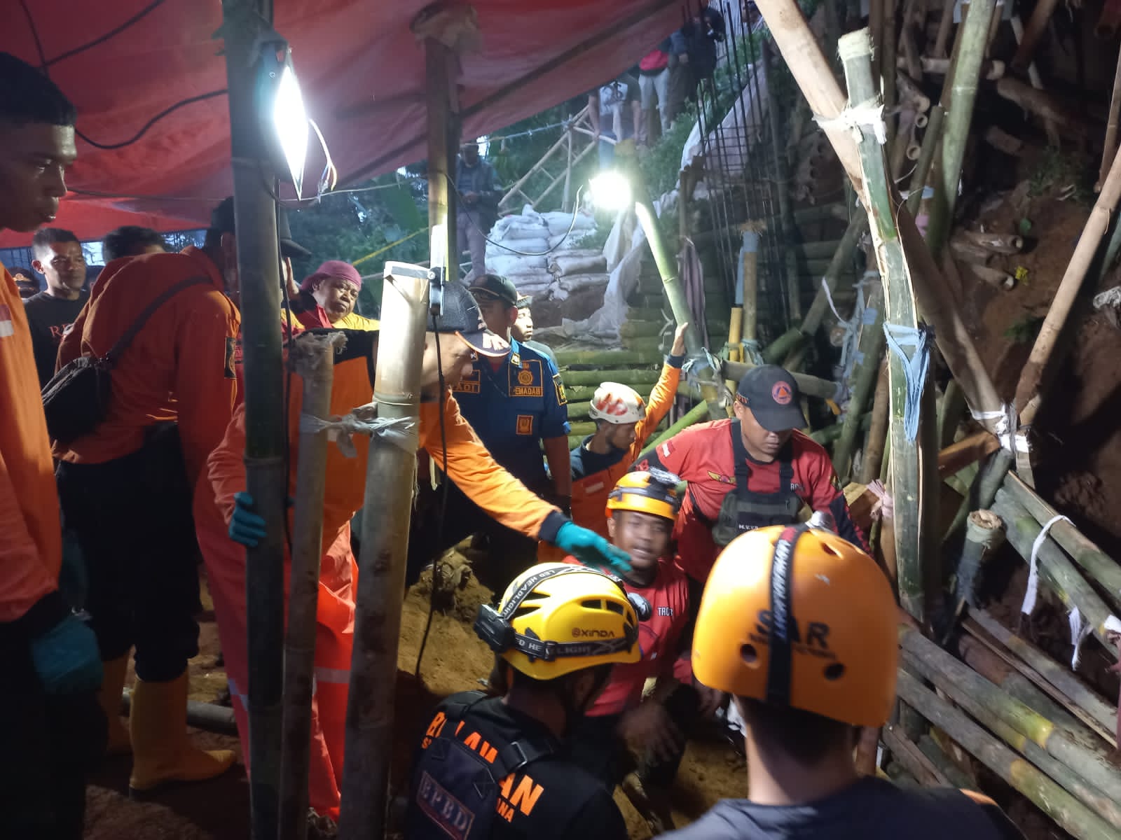 Dua Orang Meninggal Dunia Tertimbun Tanah Longsor di Cidahu