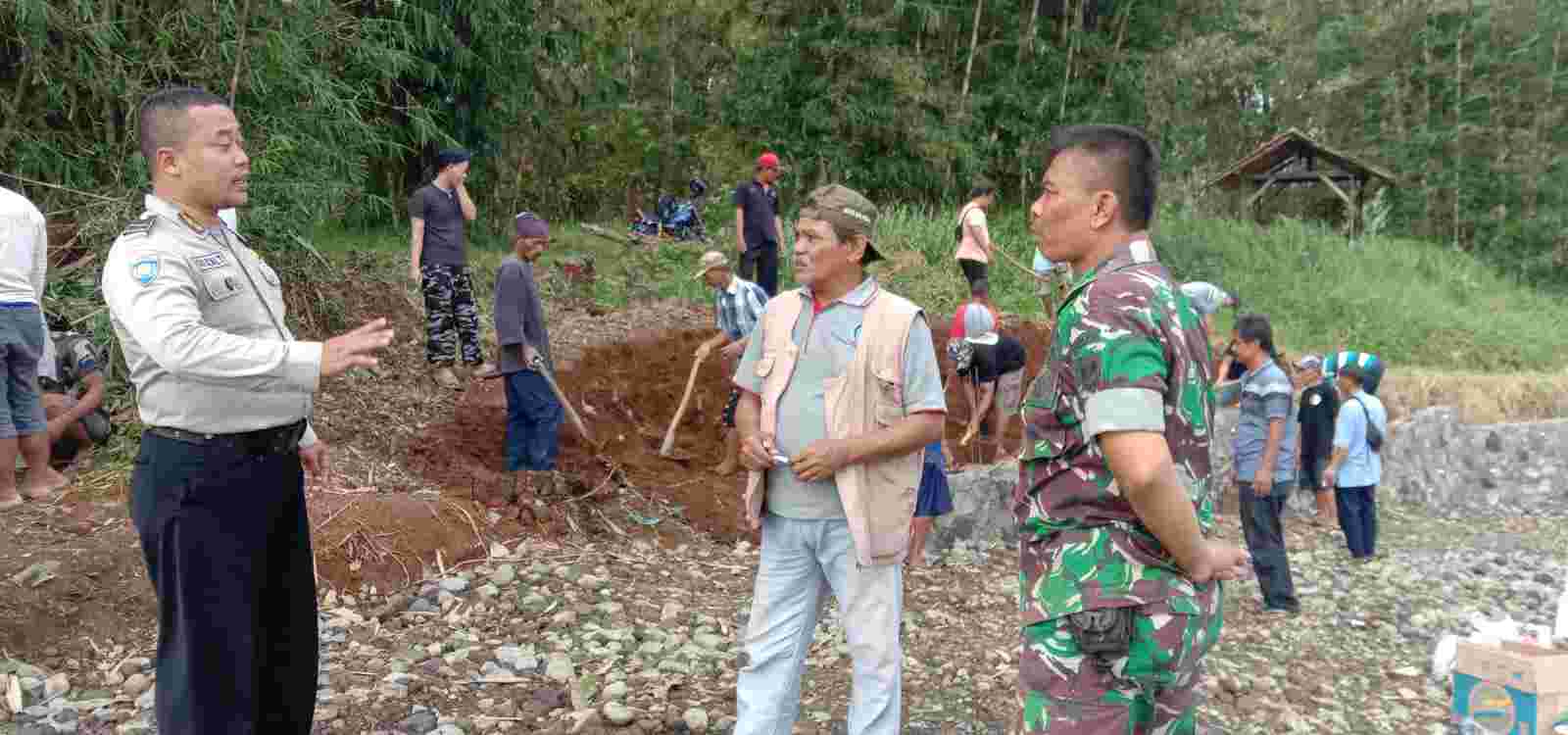 Kapolsek Cibeureum Pimpin Giat Kerja Bhakti Membuka Akses Tempat Pemakaman Umum