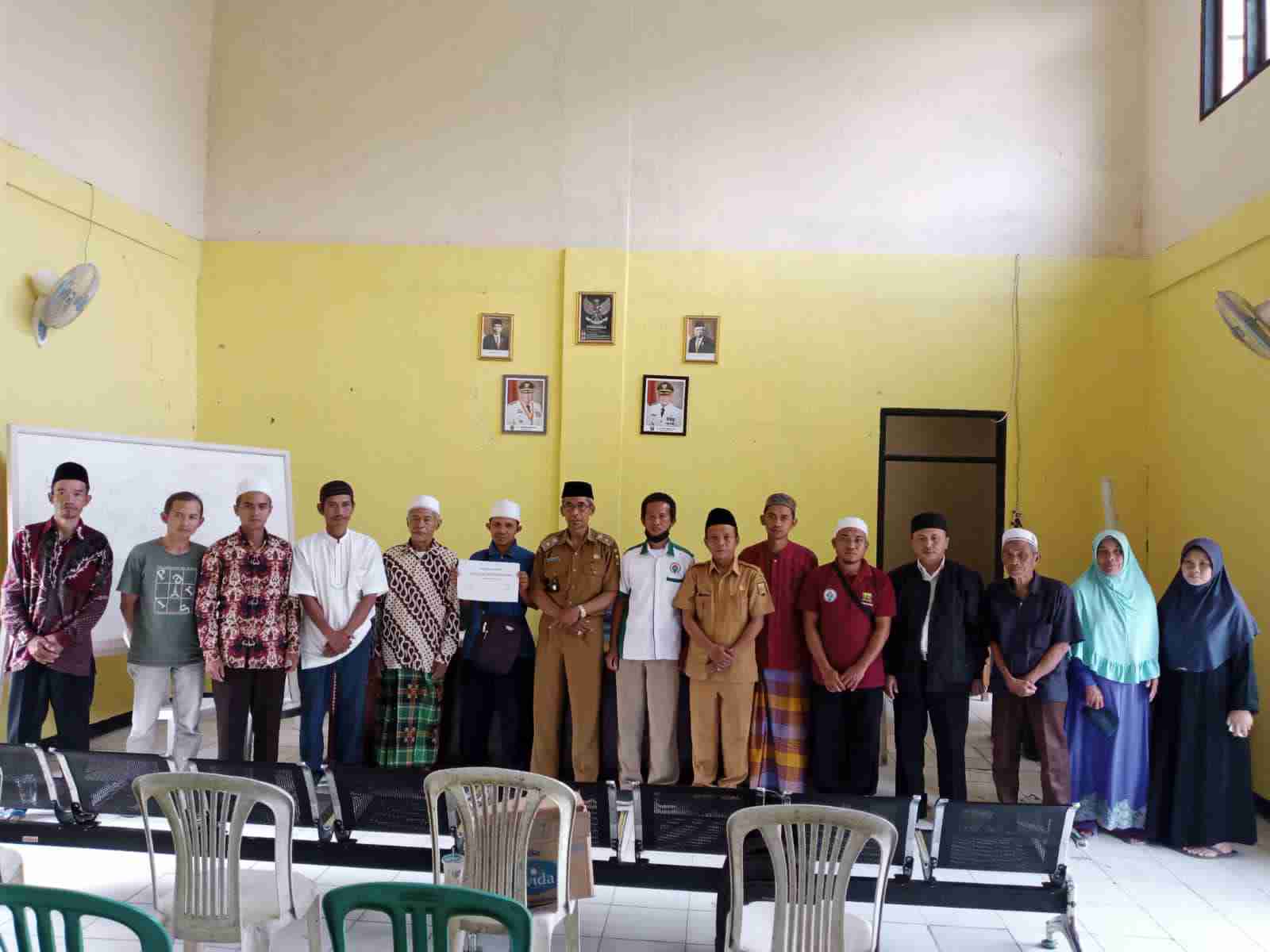 Pemdes Bojongsari Bagikan Insentif Guru Ngaji dan Kader Posyandu 2022