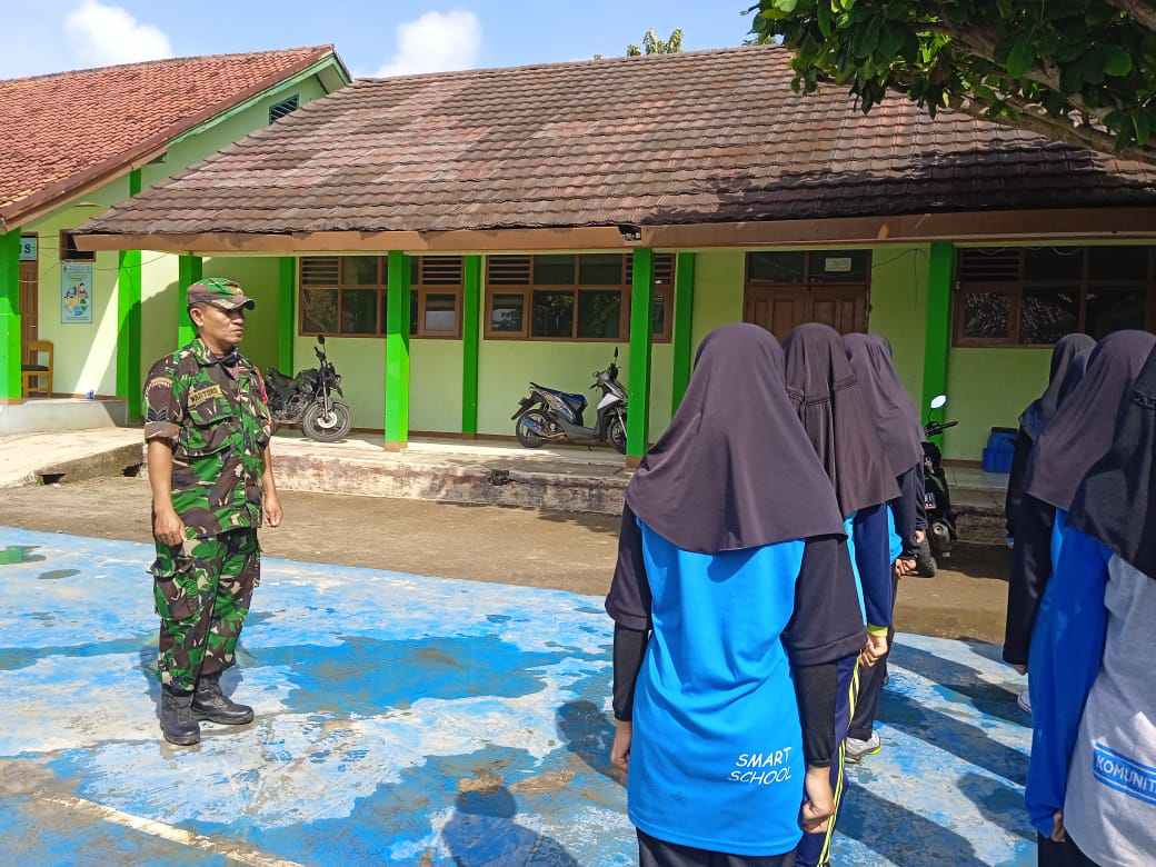 Babinsa Caringin Pupuk Jiwa Gotongroyong Melalui Karbak