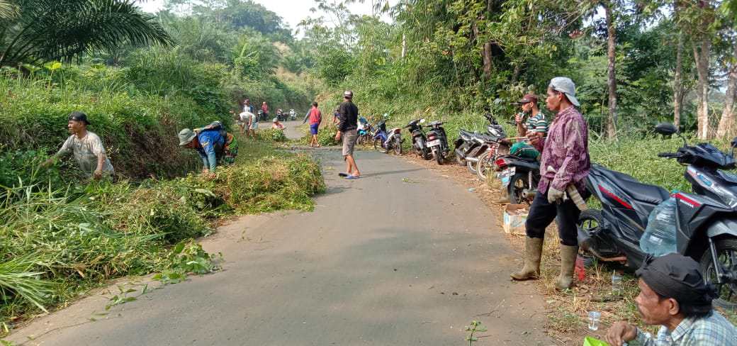 Sambut Hut RI ke 77, Masyarakat Desa Girijaya Lakukan Kerjabakti