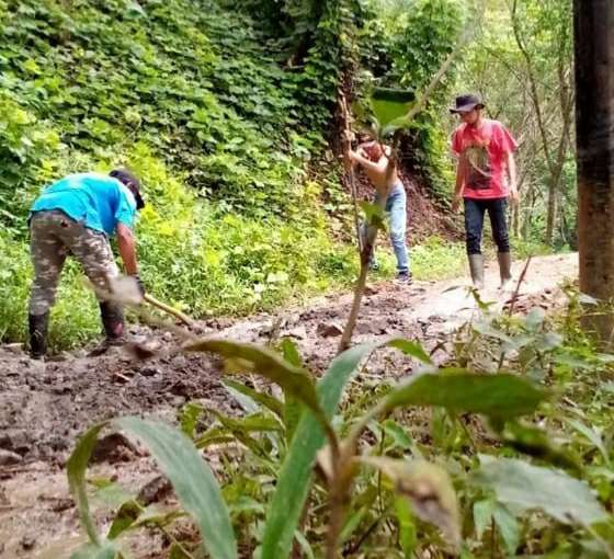 Kades Buanajaya Pimpin Gotongroyong Pengurugan Jalan