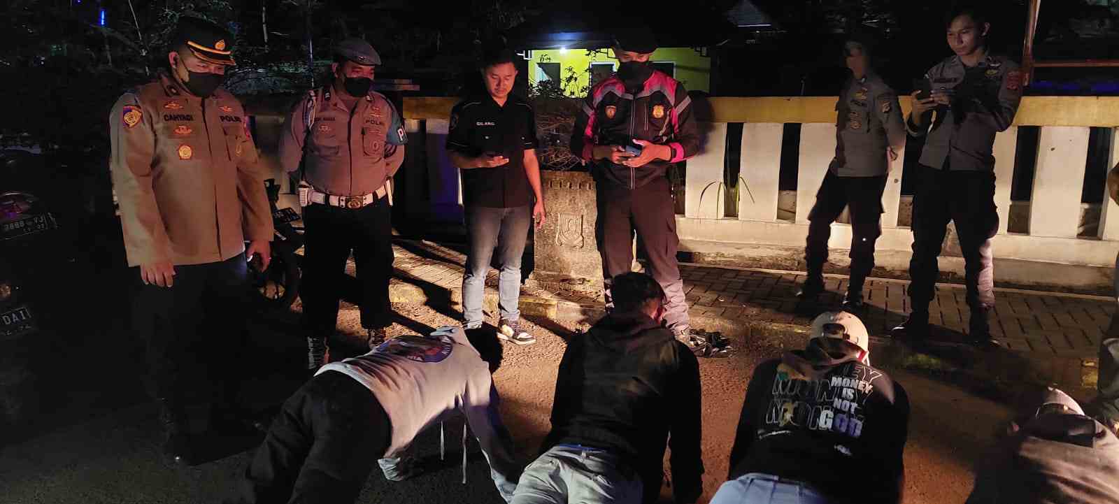 Terlena dengan Miras, Empat Pemuda di Sukabumi di Push Up Polisi