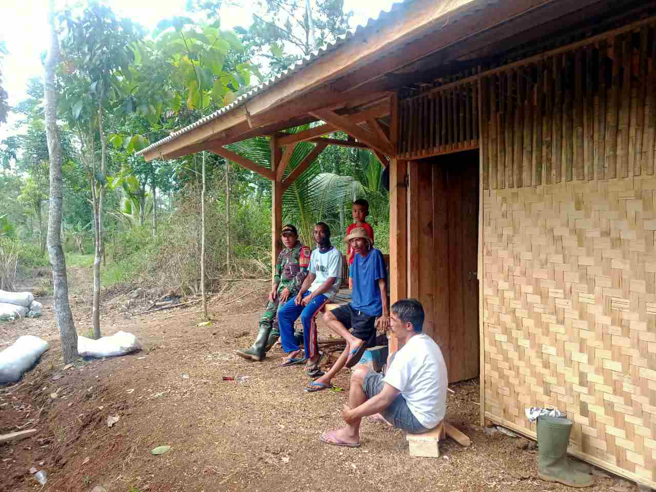 Antisipasi Kelangkaan Bahan Pangan, Babinsa Tanjungsari Giat Komsos Kelola Lahan Kritis