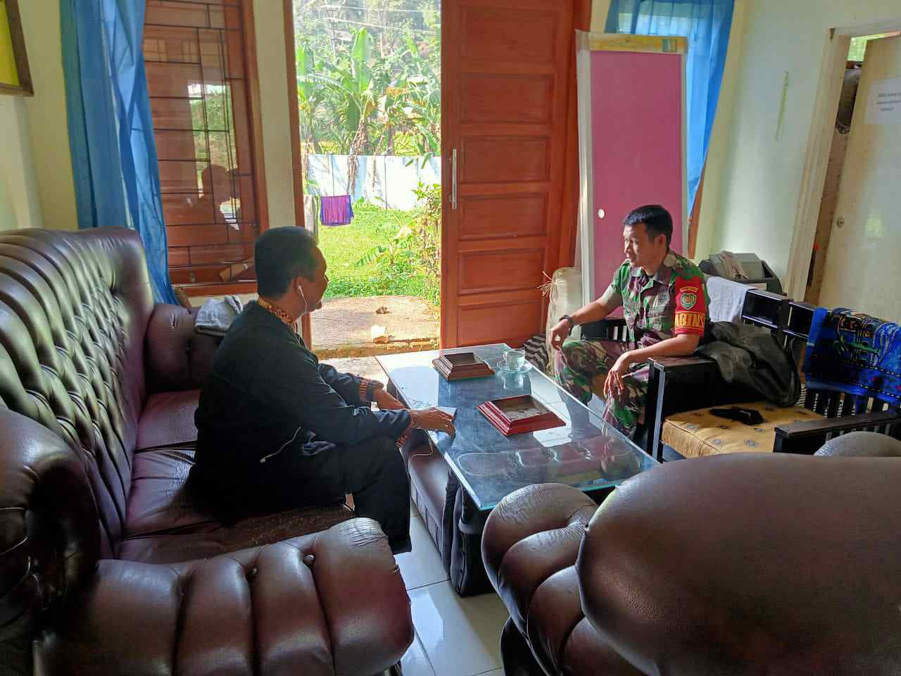 Babinsa Neglasari Giat Komsos di Kampung Baros 2