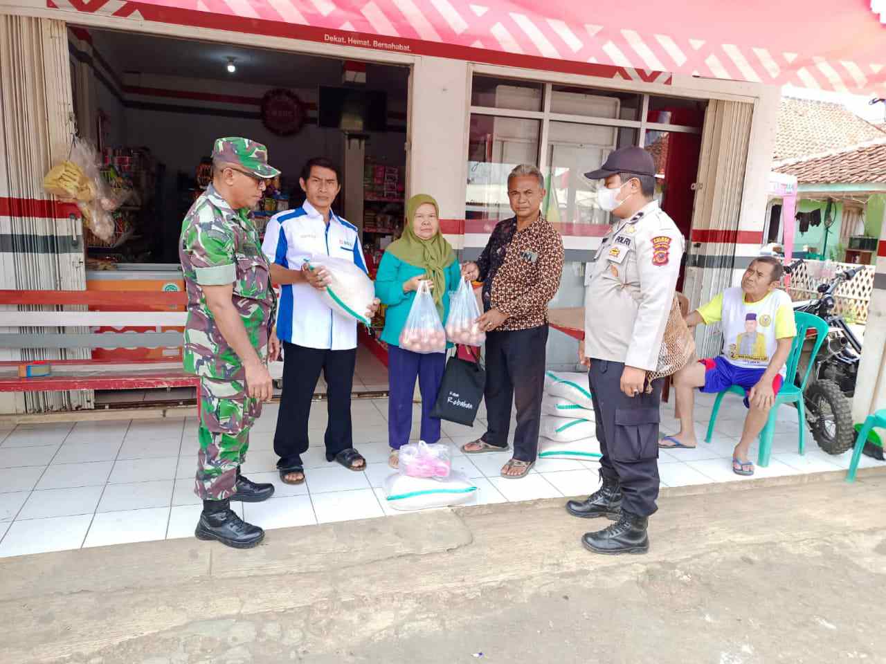 Babinsa Kertamukti Dampingi Penyaluran Program BPNT 2022