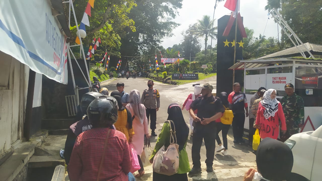 Antisipasi Gukamtibmas, Bhabinkamtibmas Pantau Lonjakan Pengunjung di Objek Wisata Selabintana