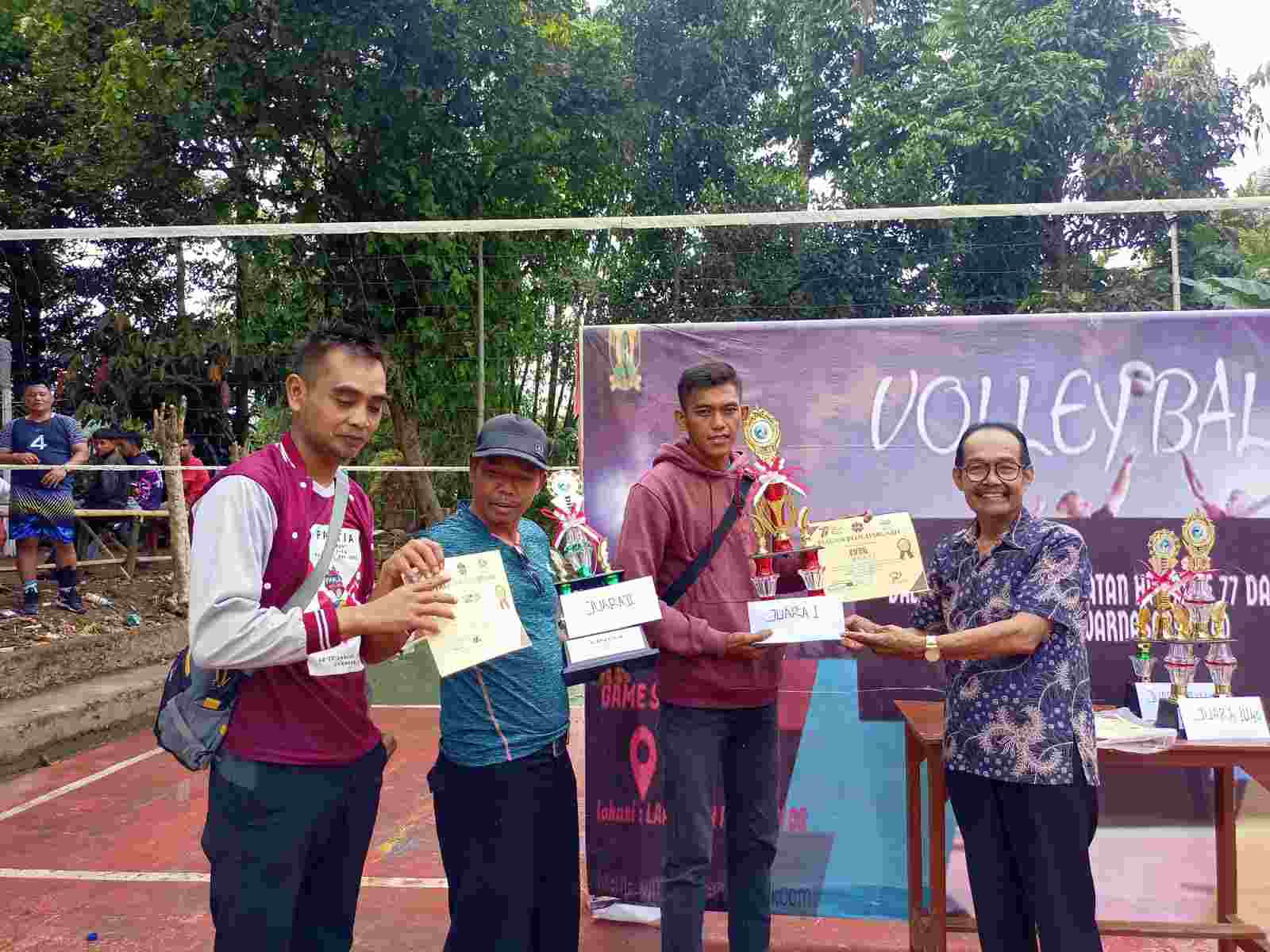 Hari Jadi Desa Warnasari ke-40, Kepala Desa Warnasari Serahkan Trophy Penghargaan Bola Volley