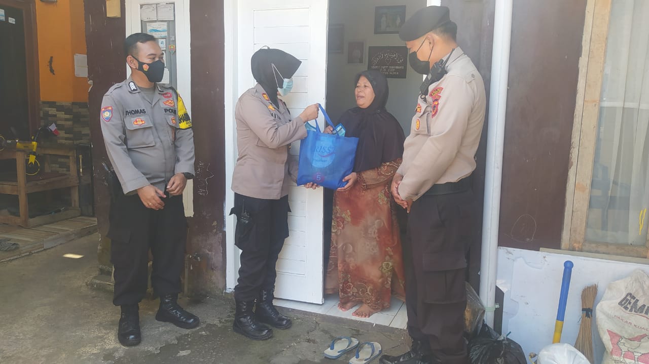 Polsek Sukabumi Berikan Bantuan Paket Sembako Kepada Warga