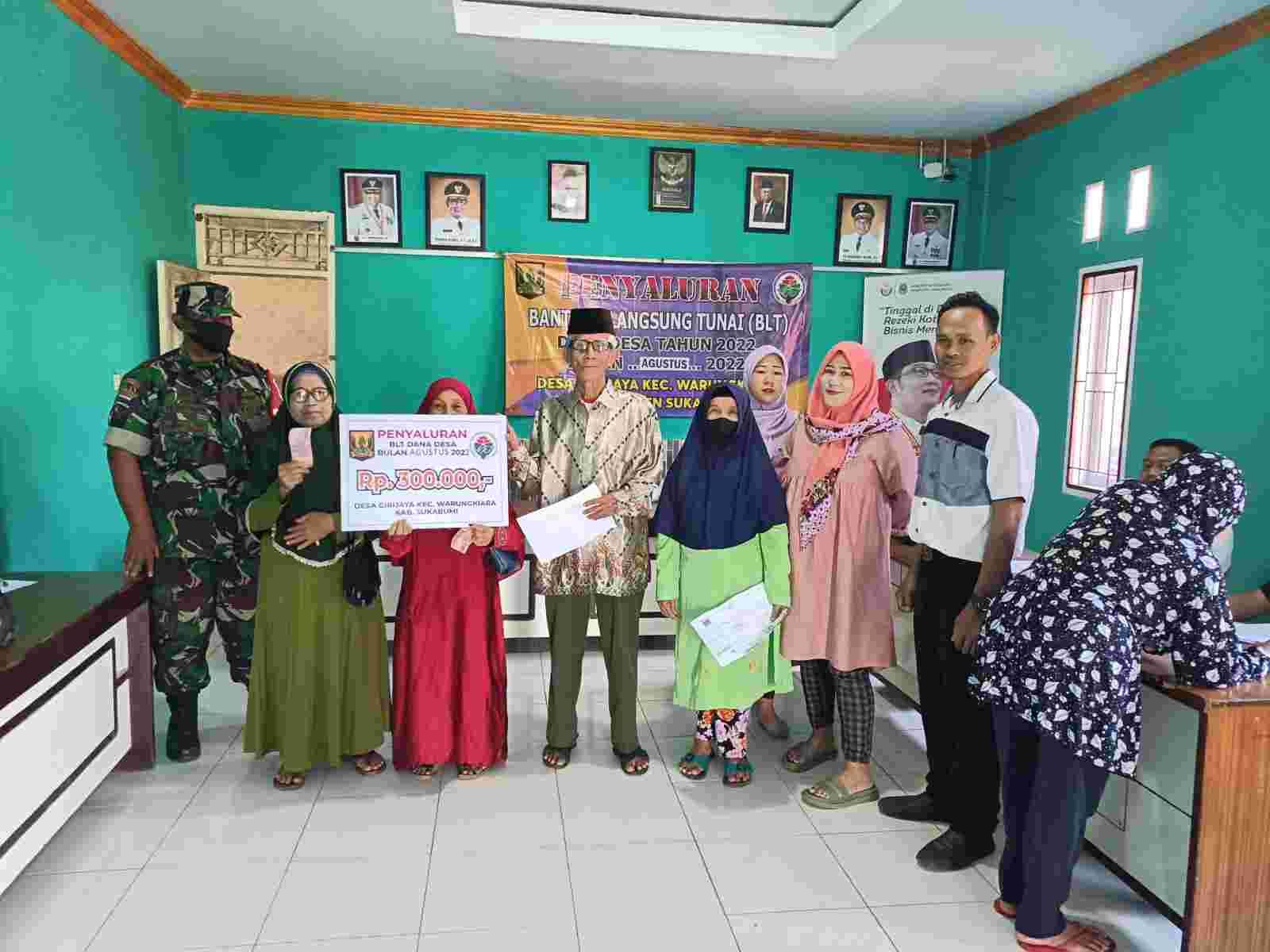 Babinsa Girijaya Dampingi Pendistribusian BLT DD