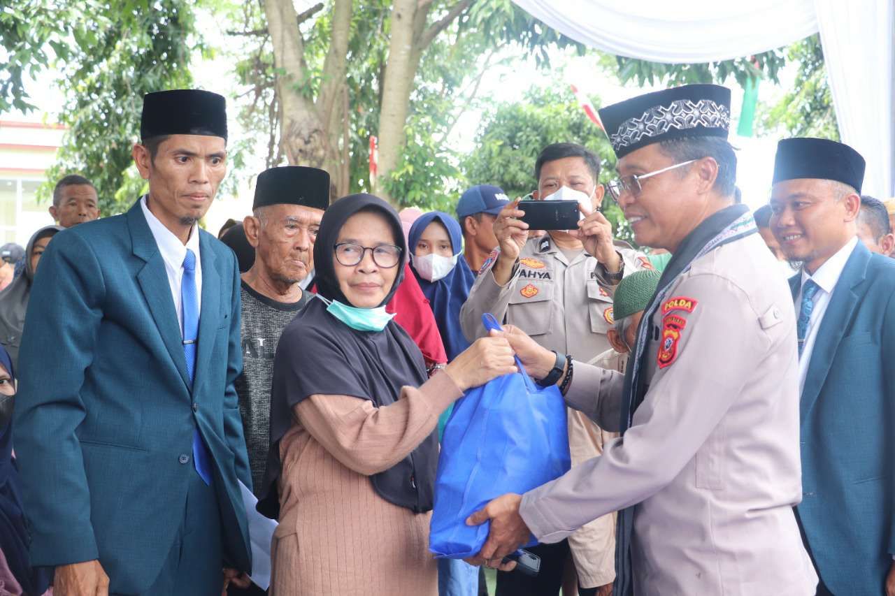 Kapolda Jabar Bagikan Ratusan Paket Sembako Kepada Warga Ponpes Assalam Putri