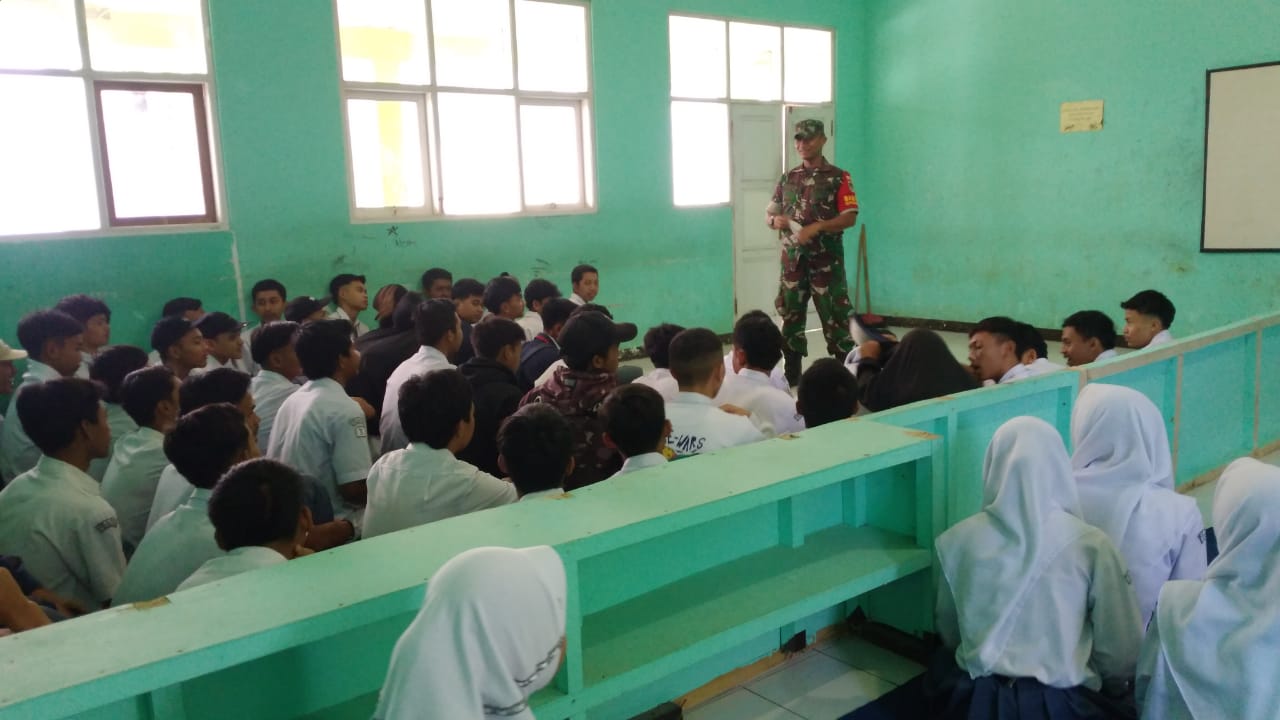 Babinsa Padabeunghar Giat Bintahwil Wasbang Kepada Pelajar SMK Jampangtengah
