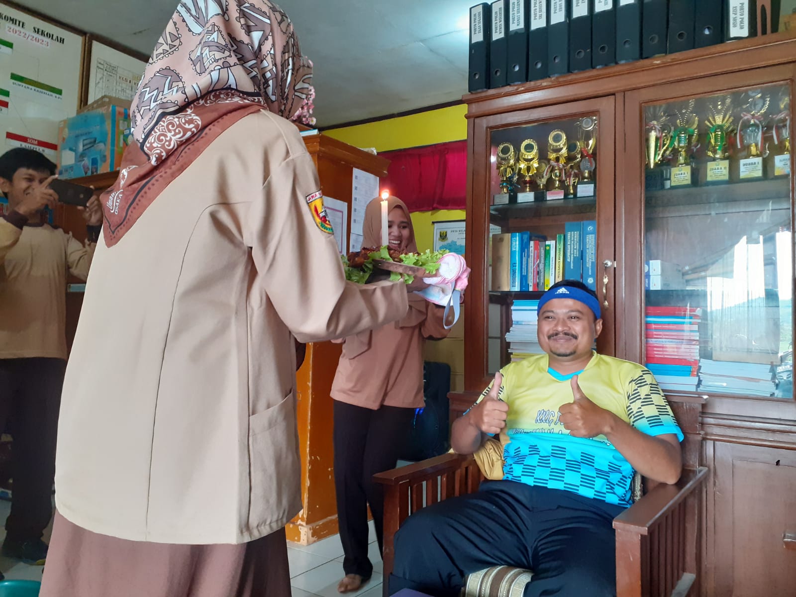 Kompak, Warga SDN Sirnagalih Rayakan Ulang Tahun Guru