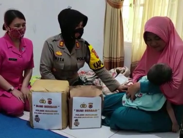 Kapolsek Sukabumi Pimpin Giat Bakti Sosial di Desa Perbawati