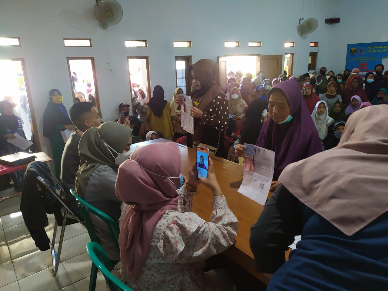 Antusias, Ratusan KPM BLT BBM Padati Aula Desa Cibolang