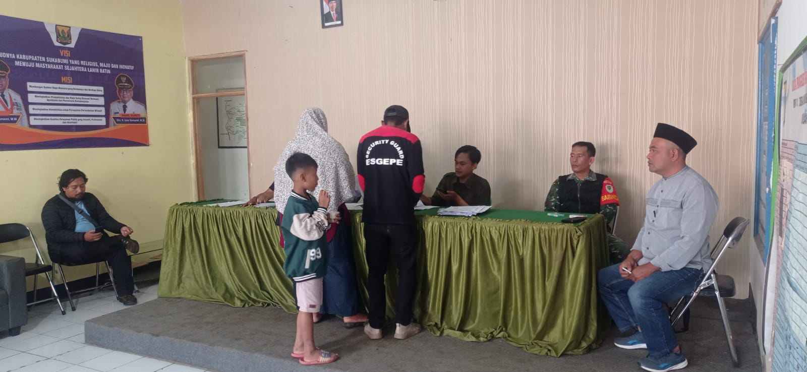 Babinsa Panumbangan Monitoring Pendistribusian BPNT dan Bansos BBM