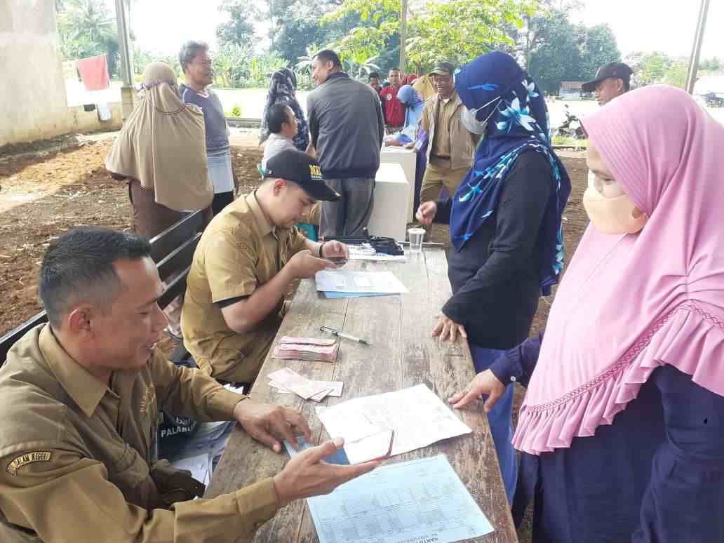 PT Pos Bagikan BLT BBM di Desa Bojongkembar