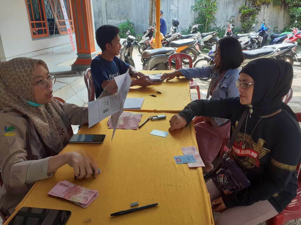 Kader Posyandu Desa Tarisi Berikan Bantuan Susu Cegah Stunting