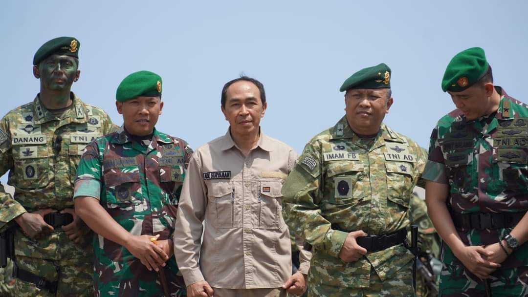 Usai Hadiri Penyematan Brevet Prajurit Kostrad, Sekda Sukabumi Tinjau Kerusakan Jembatan di Ciemas